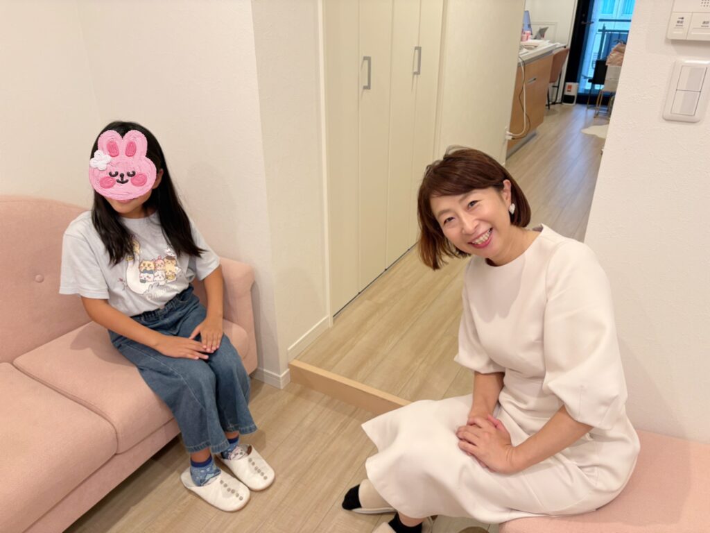 キッズ脱毛サロンPure Skinでお子さんと笑顔で過ごすスタッフ